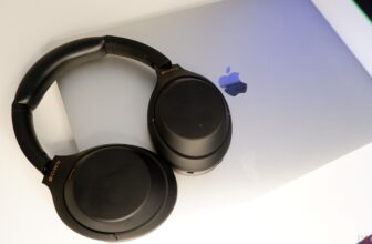 join Sony headphones to a laptop computer